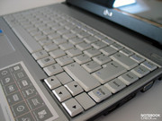 Selbst die eingesetzte Tastatureinheit bietet eine ansprechende Optik und macht sich hervorragend im silbernen Gehäuse.