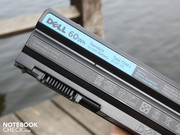 Der 60Wh Akku hält hält den 14-Zoller fast 6 Stunden auf den Beinen.