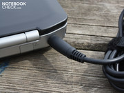 die wie hier z. B. den Stromsteckecker aufnehmen.