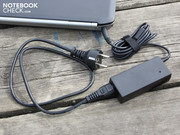 Das handliche Netzteil wiegt nur 241 Gramm.