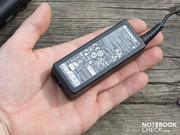 Das handliche 40-Watt-Netzteil wiegt nur 152 Gramm.