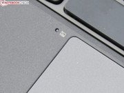 Der Sensor neben dem Touchpad deaktiviert selbiges bei Aufliegen einer Hand.