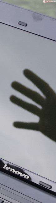 IdeaPad S205 (M632HGE): Die verhindert Fingerabdrücke, jedoch nicht auf Deckel und TFT-Rahmen.