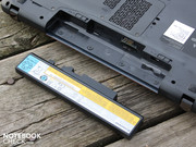 Der 57-Wh-Akku lässt den 15.6-Zoll Gamer zwei Stunden laufen.