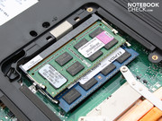 Unser Testgerät besitzt unterschiedliche RAM-Module: Kingston neben Elpida.