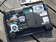 Die Unterseite des Laptops kann an vier Klappen geöffnet werden.