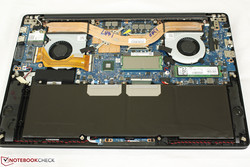 Blick ins Innere: Ein RAM-Slot und die PCIe x4 Schnittstelle. Der große 96-Wh-Akku muss bei den Versionen mit HDD einem kleineren 60-Wh-Modell weichen.
