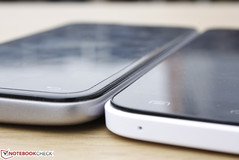 Durch das 2,5D-Glas erscheinen die Ecken und Kanten des Y100 Pro weicher.