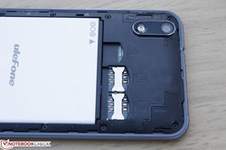 SIM-Slots und MicroSD unterhalb der Rückseite