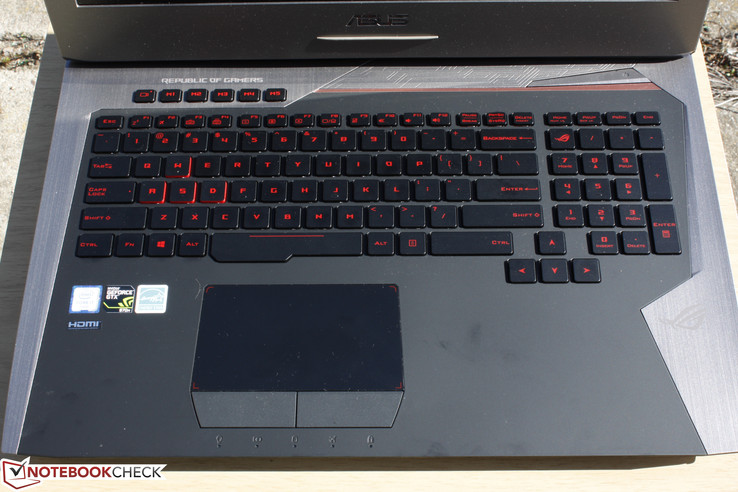 Die Tastatur mit Hintergrundlicht und das Touchpad blieben vorwiegend unverändert.