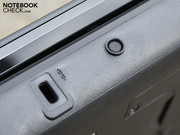 Ein einzelner USB-Port sitzt vorn, rechts an der Ecke.