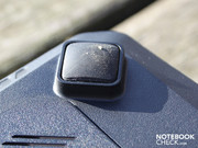 Hierfür sorgen auf dem Schreibtisch große Standfüße.