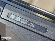 und das Blu Ray Combo Laufwerk spielt Filme auch von der blauen Disk ab.