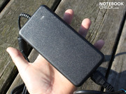 Das Netzteil ist 779 Gramm schwer.
