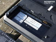 Der Akku muss im Betrieb am Netz nicht zwangsläufig eingelegt sein.