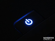 Der Power-On Taster illuminiert ebenso in Blau.