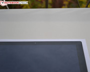 Die Hauptkamera zielt exakt geradeaus, wenn das Surface auf dem Kickstand steht.
