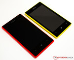 im direkten Größenvergleich mit dem Lumia 520 (gelb)