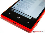 Mittels drei Softkeys wird durch Windows Phone 8 navigiert.