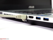 Bei breiten HDMI-Kabeln oder Adaptern könnte der Abstand zwischen Gigabit-LAN und HDMI allerdings etwas knapp werden.