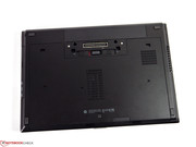 Die Bodenplatte ist schraubenlos befestigt und lässt sich rasch lösen. Die Bodenplatte ist schraubenlos befestigt und lässt sich rasch lösen.