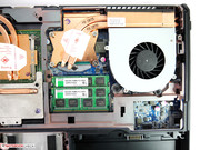 Zwei weitere RAM-Steckplätze befinden sich unter der Tastatur. Zwei weitere RAM-Steckplätze befinden sich unter der Tastatur.