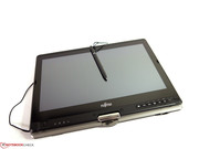 Der Tabletstift lässt sich gegen Verlust am Gehäuse anbinden.
