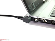 Der Netzstecker ist abgewinkelt und damit praxisgerecht ausgeführt.
