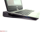Die optional erhältliche Dockingstation bockt das Notebook im Heckbereich auf.