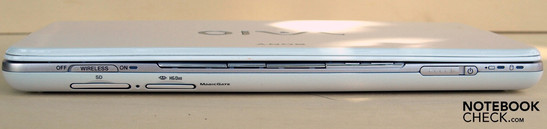 Front: WLAN-Schalter, SD-Kartenleser, WLAN-Kontroll-LED, MemoryStick-Leser, Einschalter, Akku-LED, HDD-LED
