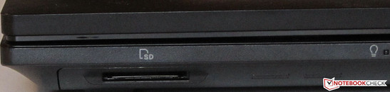 An der Vorderseite sitzt das Speicherkartenlesegerät (SD, SDHC, SDXC).