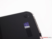 Über der Luftzufuhr ist der Aufkleber der Windows-Lizenz zu finden