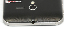 Ladebuchse und Micro-Sim-Slot.