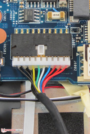 Über einen Stecker ist der Akku mit der Hauptplatine verbunden.