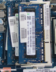 Es sind zwei Arbeitsspeicherbänke vorhanden.