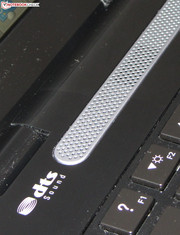 Die Lautsprecher befinden sich hinter einer gelochten Abdeckung.