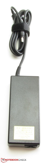 Mit knapp 621 Gramm ist das Netzteil ein schwerer Brocken.