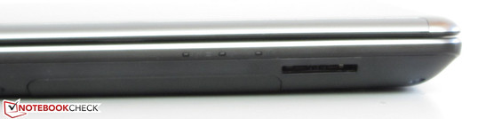 An der Vorderseite befindet sich das Speicherkartenlesegerät.