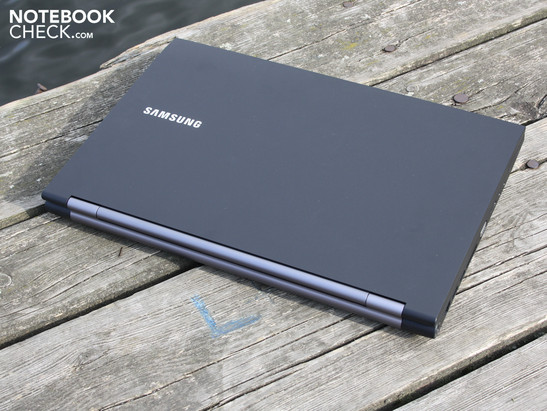 Samsung NP-200B5B-S01DE: Rundes Business-Paket mit erstklassigen Eingabegeräten aber Mängeln bei der Stabilität.