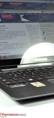 An der Vorderkante sind blau illuminierte Status-LEDs verbaut.