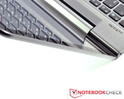 Der Abluftausgang bläst gegen das Displayscharnier.