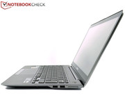 Der Displaydeckel öffnet nur etwa 130° weit.