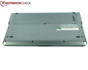 Die Wartungsklappe ist nur mit einer Kreuzschraube und einigen Kunststoffklammern gesichert.