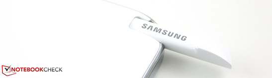 Samsung ATIV Tab 3 64GB in Kombination mit Stylus (Digitizer Pen) und Book Cover-Tastatur (KeyboardDock): Mobile Schreibmaschine und Entertainer in einem Gerät. Die Performance stellt sich jedoch ganz hinten an.
