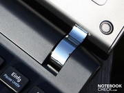 Die Gelenke des Displays sind fest arretiert und mit silbernem Kunststoff abgedeckt.