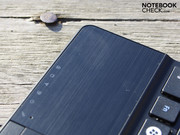 Dafür aber die Optik. Die Handauflage aus gebürstetem Kunststoff ist griffig