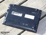 Die stabile Base Unit macht auch auf der Unterseite einen guten Eindruck. Die glatten Flächen können wir nur am Arbeitsspeicher-Schacht eindellen.