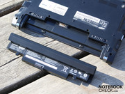 Eine Enttäuschung erleben wir beim Akku. Samsung schickte uns nur die 3-Zellen Variante mit 33 Wattstunden.