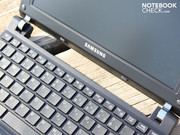 Der abgenommene Akku reißt ein tiefes Loch in die Optik.