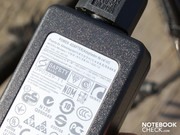 Das Netzteil liefert 40 Watt. Das reicht allemal für den maximalen Strombedarf von 13.8 Watt plus Akkuladung.